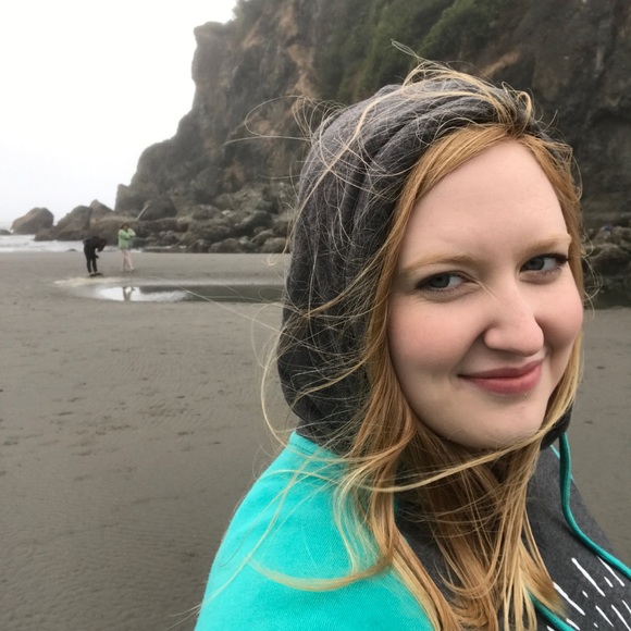 Meet your posher! 👩🏼‍🏫🐶🗺🌊🖼📝🎹 - Picture 1 of 6